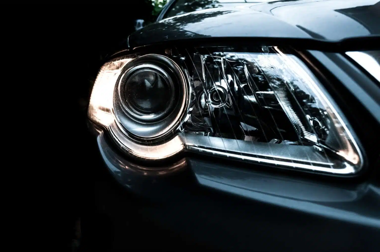 How does a projector headlight work?